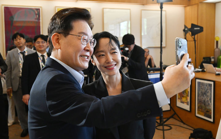 전도연 이재명 셀카, 프랑스 뤼미에르 서밋에서 전해진 촬영 비하인드 참고 이미지 2