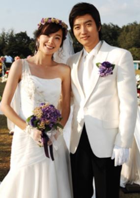 연인이 되기 전&amp;#44; 드라마 촬영장에서 함께 호흡을 맞추며 친근하게 웃고 있는 배우 소이현과 인교진의 모습