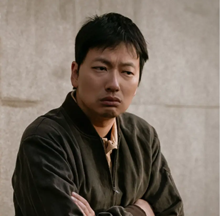 수사반장-벽에 기대 두팔은 꼰채 진지하게 생각중인 이동휘