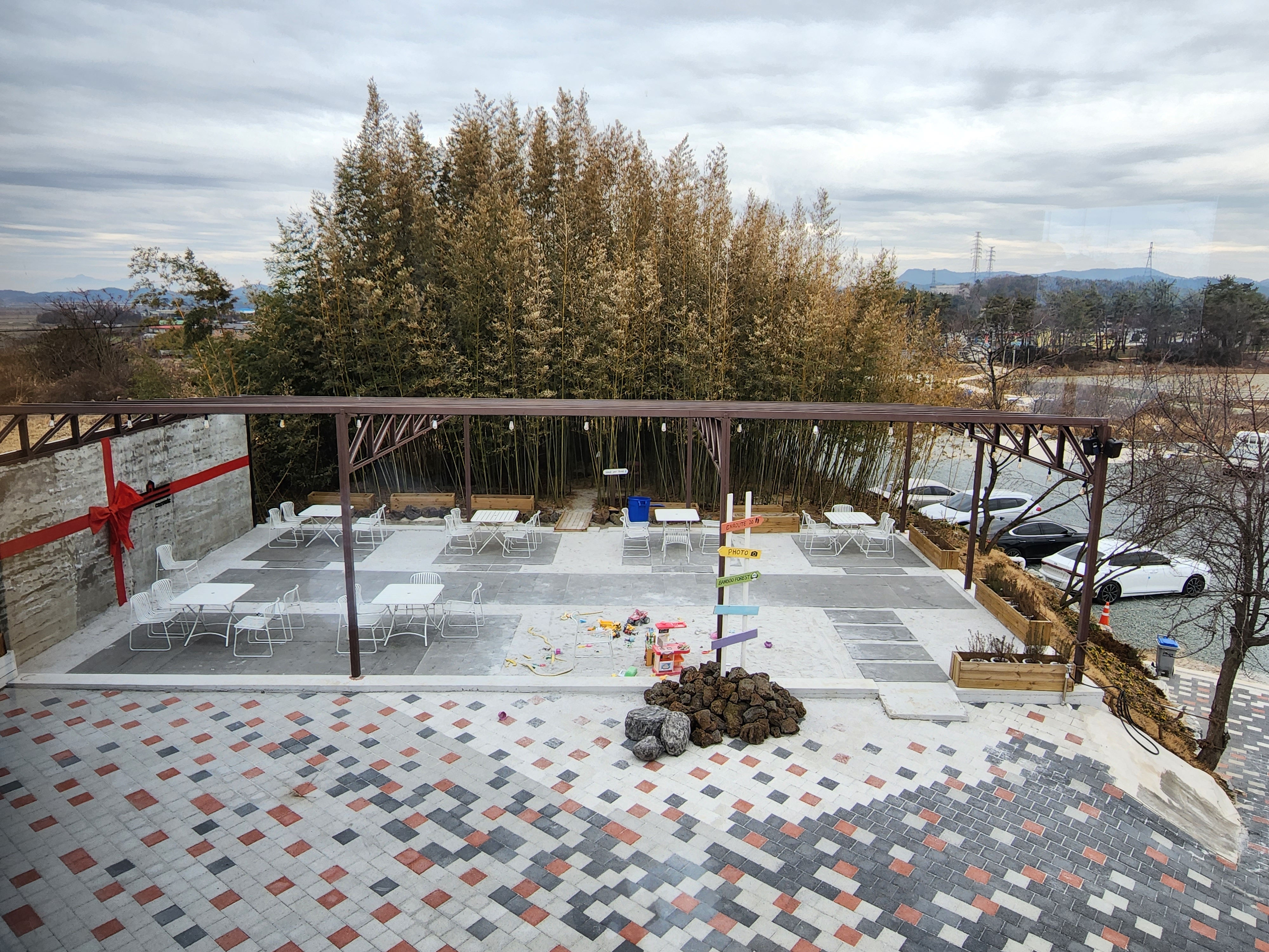 2층에서 찍은 바깥 야외 테라스