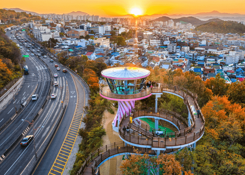 조측 도로 단풍이 우거진 전망대