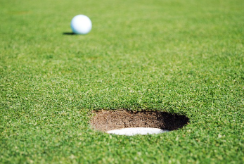 골프공이 홀에 가까이 있다.