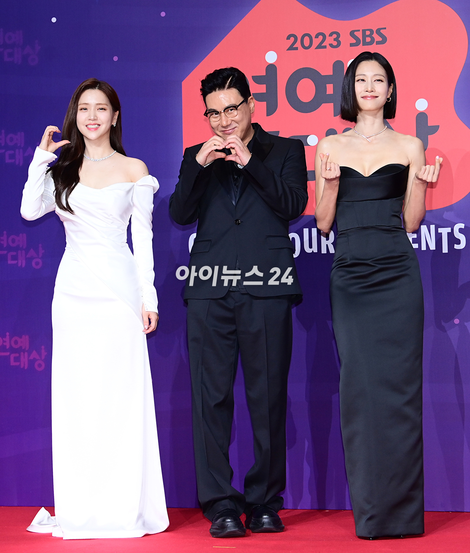 배우 김지은이 30일 오후 서울 마포구 상암 SBS 상암프리즘 타워에서 열린 &#39;2023 SBS 연예대상&#39; 시상식에 MC로 참석하고 있다. [사진=정소희 기자]