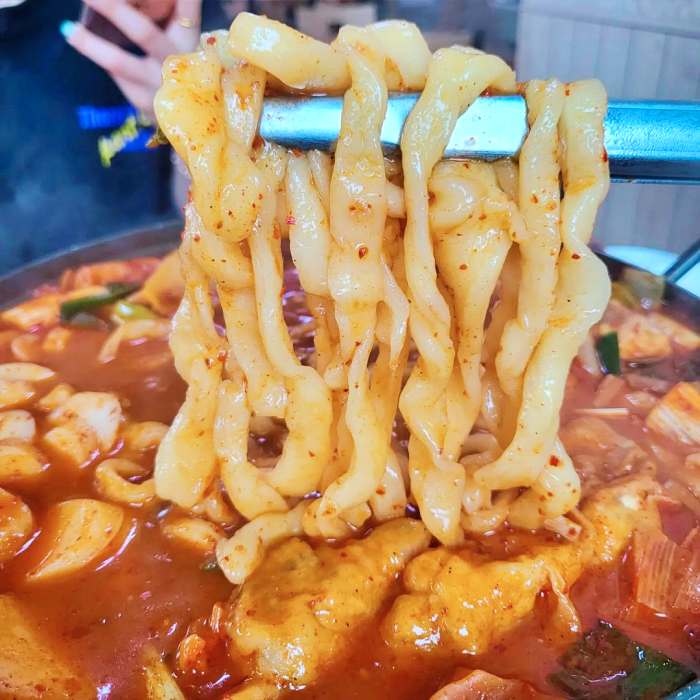 생생정보 충북 제천 닭고기 칼국수 만두 닭칼만 전골 맛집