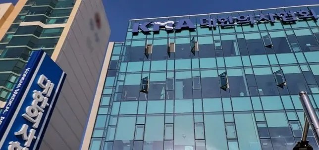 의협 비상대책위원회(이하 ‘비대위’)는 2024년 4월 17일 긴급 브리핑을 통해 정부의 의대 정원 증원 정책으로 인한 의정 대치 상황 해결을 촉구하며, 대한민국 의료 시스템 붕괴 위기를 경고하였다.