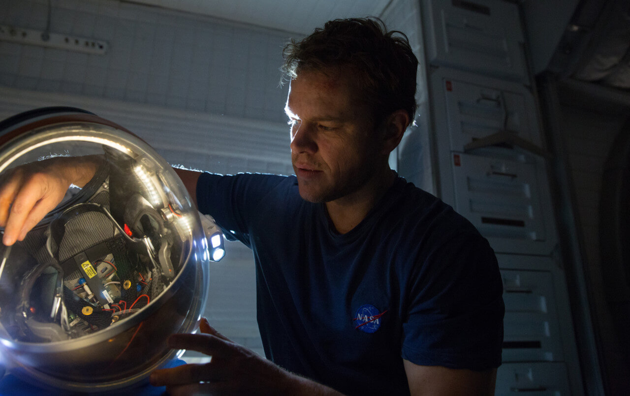 주인공이 우주복 고치는 장면