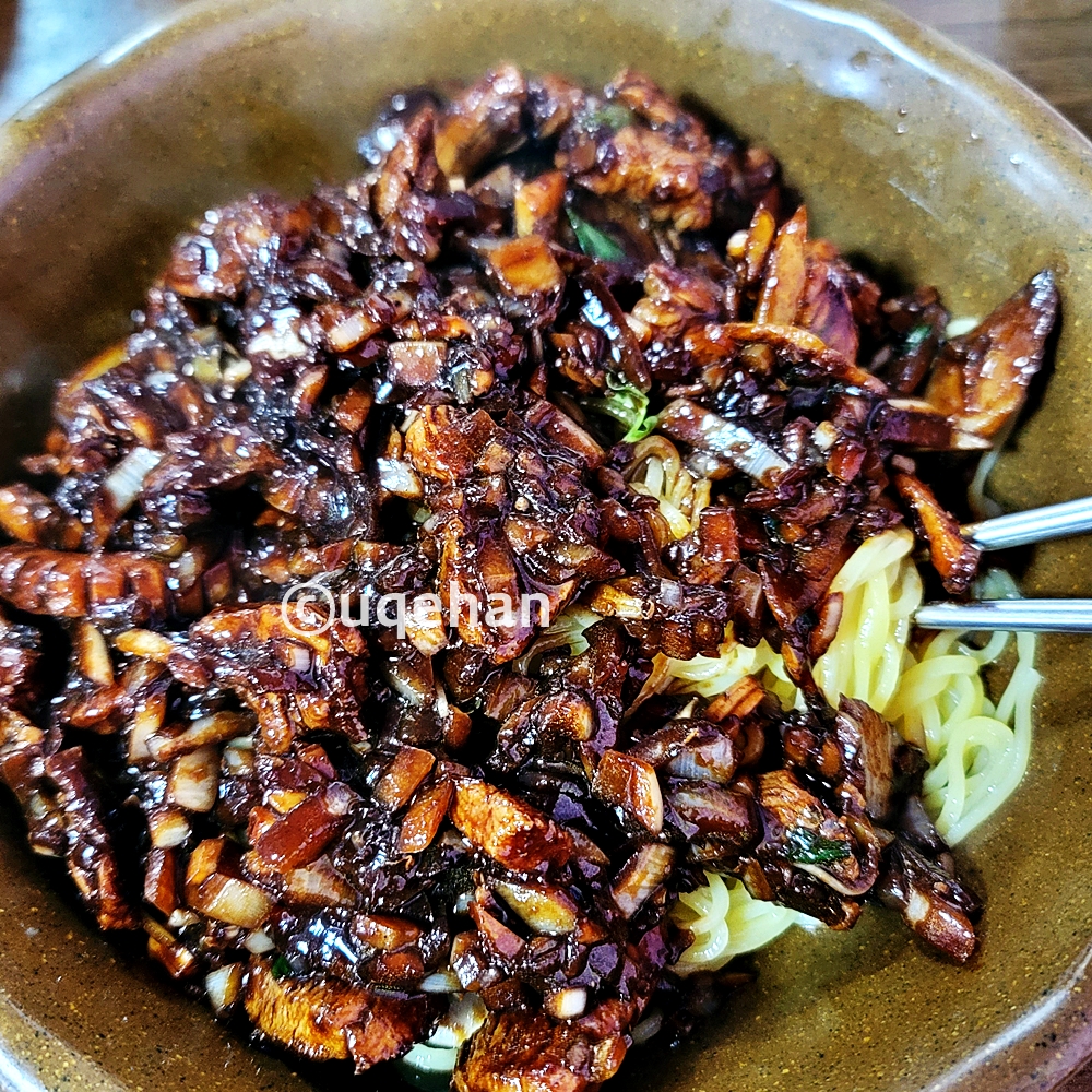 면 위에 간짜장 소스를 부어올려놨다.