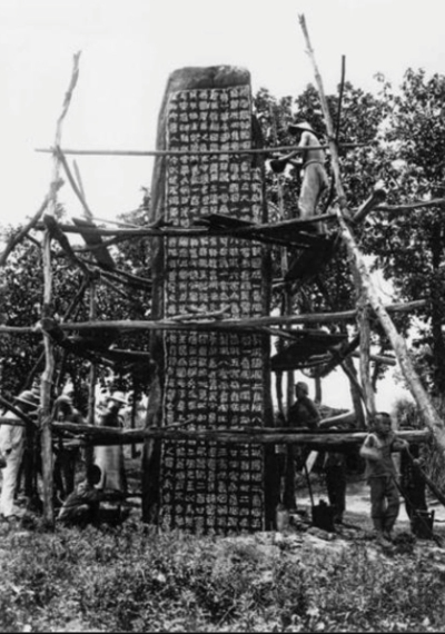 중국지안에있는 장수왕이 아버지의 업적을 기리기위해 세운 광개토대왕비