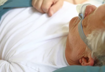 수면 무호흡증 치료 방법: 양압기 착용 사진