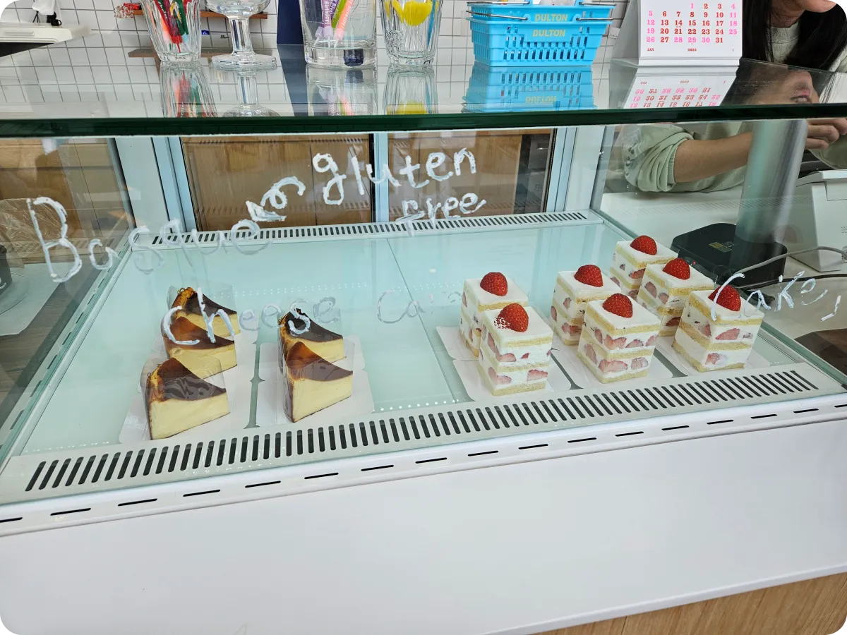 여주-카페-우즈-유리진열대-딸기케이크-치즈바스크-케이크