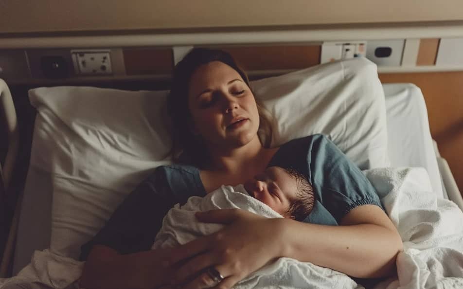 출산 후 산모와 아기 사진