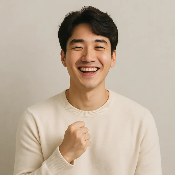 한 손을 가볍게 쥐고 밝게 웃는 청년 남성의 텍스트 없는 인물 이미지