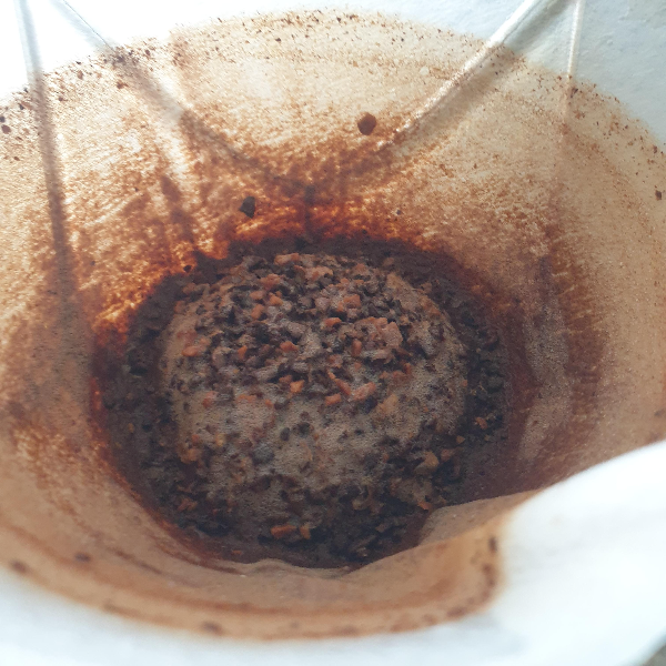 드리퍼 안의 커피 찌꺼기가 돔처럼 쌓여있다.