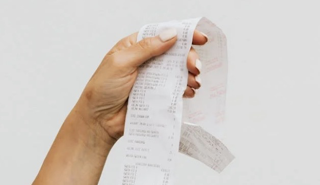 영수증 손으로 만짐