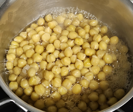 병아리콩을 충분히 삶아서 물이 거의 졸아든 모습