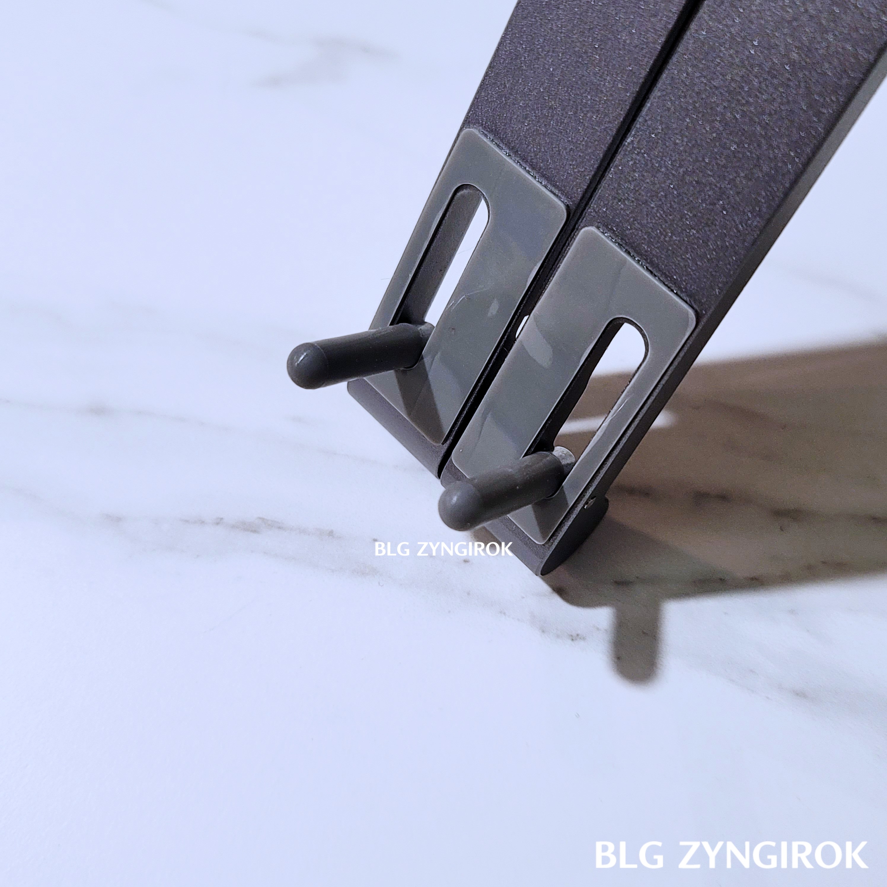 무아스 초경량 휴대용 다목적 노트북 거치대 거치 봉을 뺀모습이다.