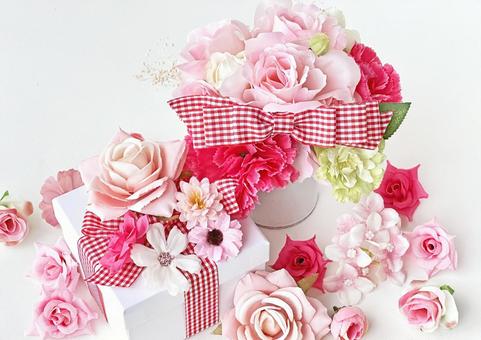 핑크빛의 카네이션과 선물박스
