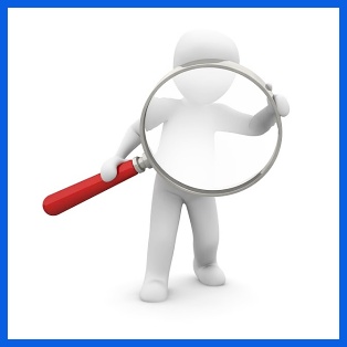 돋보기를 보고 있는 사람모형