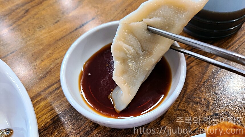 격이다른수제만두-만두-간장