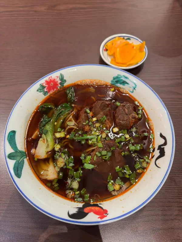 벽돌해피푸드 우육탕면 단무지와 함께 찍은 사진