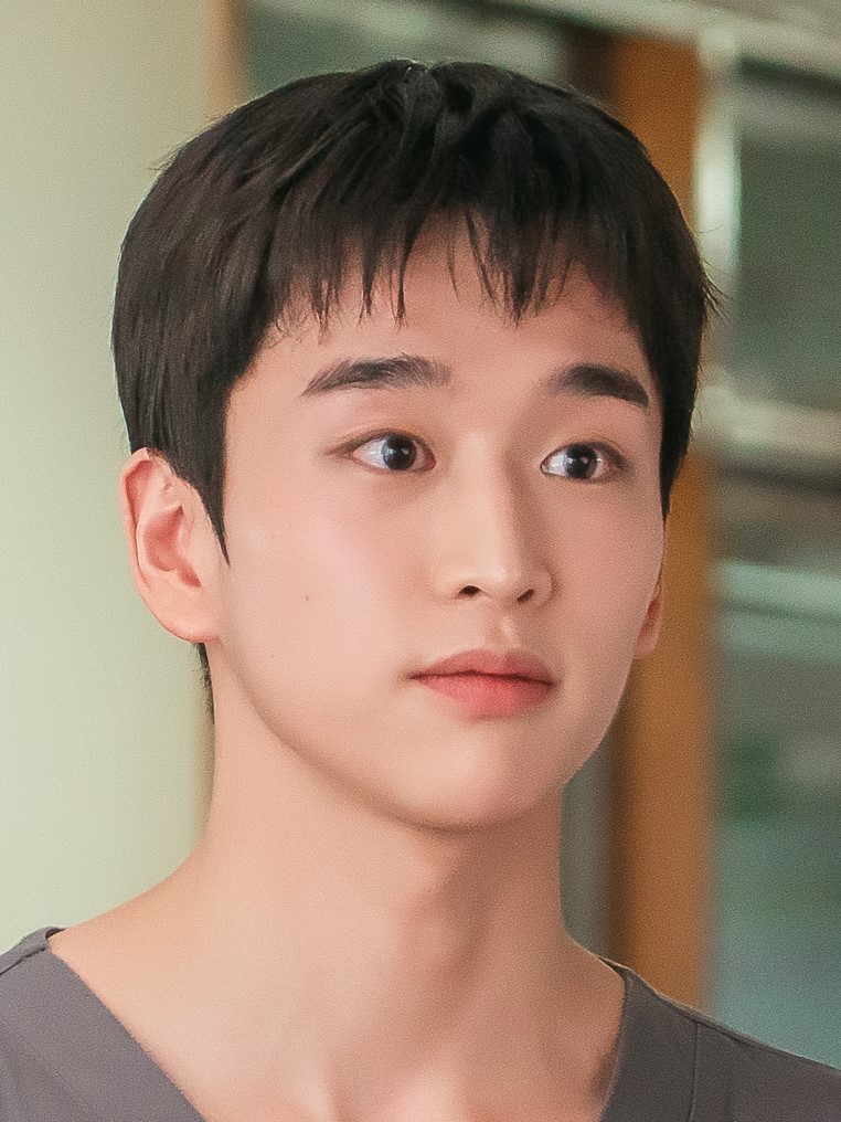 드라마 닥터섬보이 등장인물 용주천 역(김윤우)