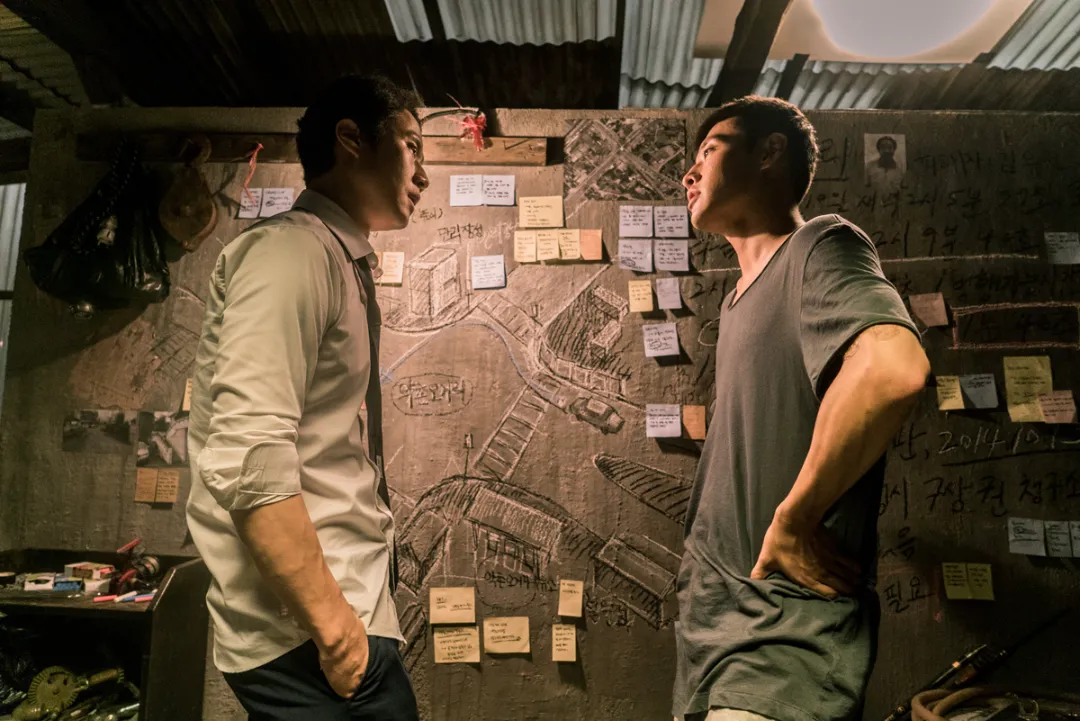 사건을 되짚어 보는 준영과 현우