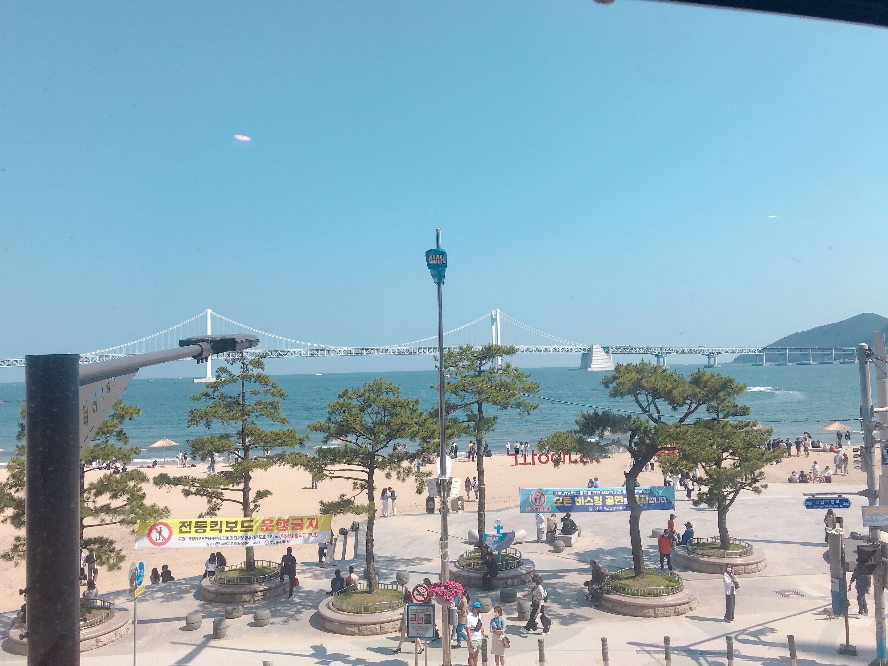 광안리 해수욕장 근처 카페에서 바라본 해변 사진