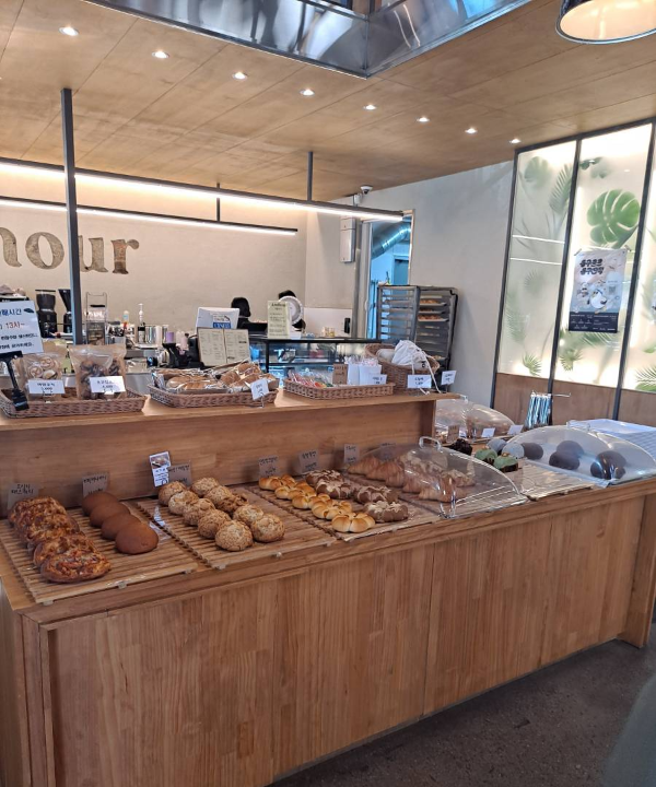 앤드아워 카운터와 빵 진열대