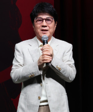 관객과 소통하고 있는 조용필의 모습2