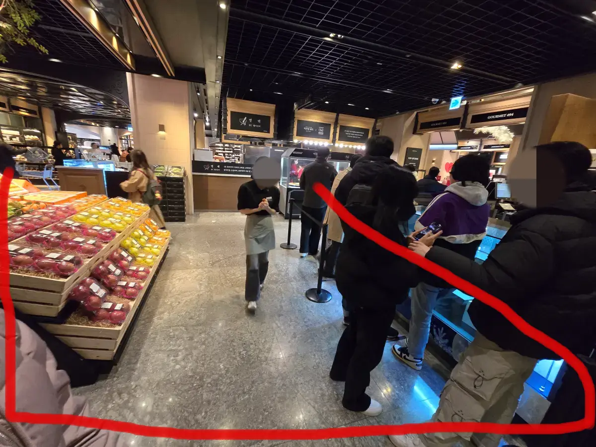 ㄷ자로 넓게 줄 서있는 사람들