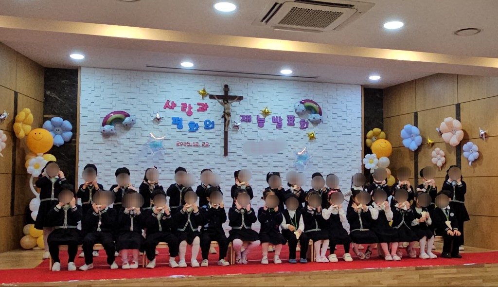 오카리나 연주중인 7세 귀여운 친구들
