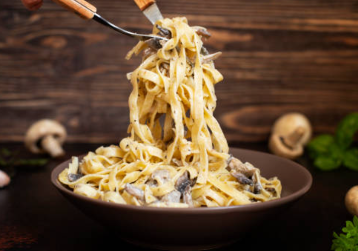 파스타를-포크로-들고있다