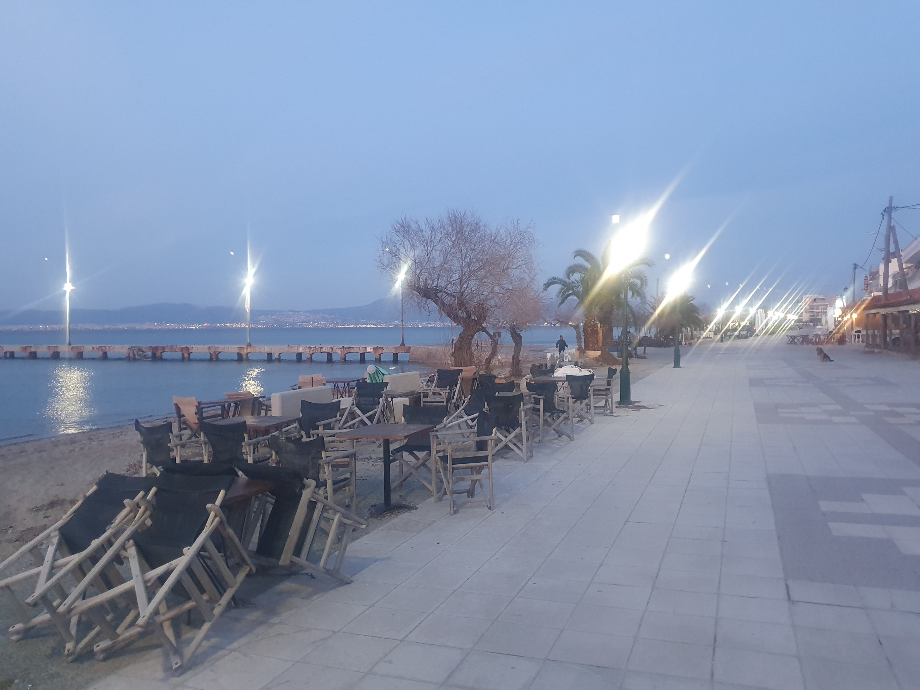 그리스 아기아 트리아다 해변의 벤치