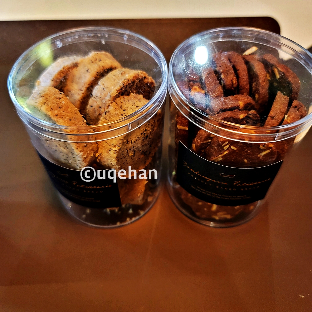 양주 모씨 카페 초코 & 얼그레이 쿠키 각각 동그란 플라스틱 통에 들어있다.