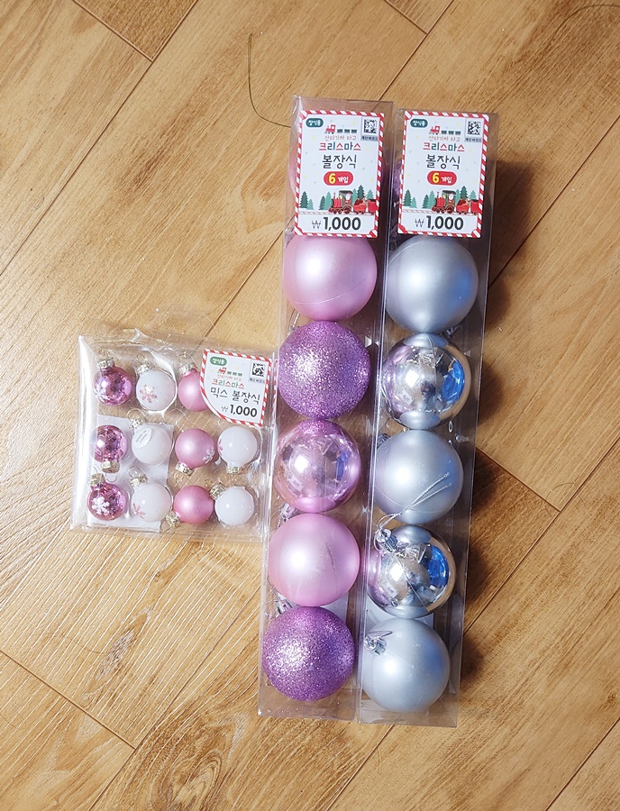 다이소에서 판매하고 있는 크리스 마스 볼장식 1000원에 6개가 들어있는 가성비 최고 상품