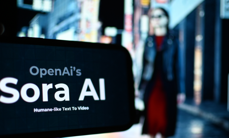 OpenAI의 Sora AI 텍스트-투-비디오 기술을 설명하는 화면, 흐릿한 도시 배경과 사람의 실루엣