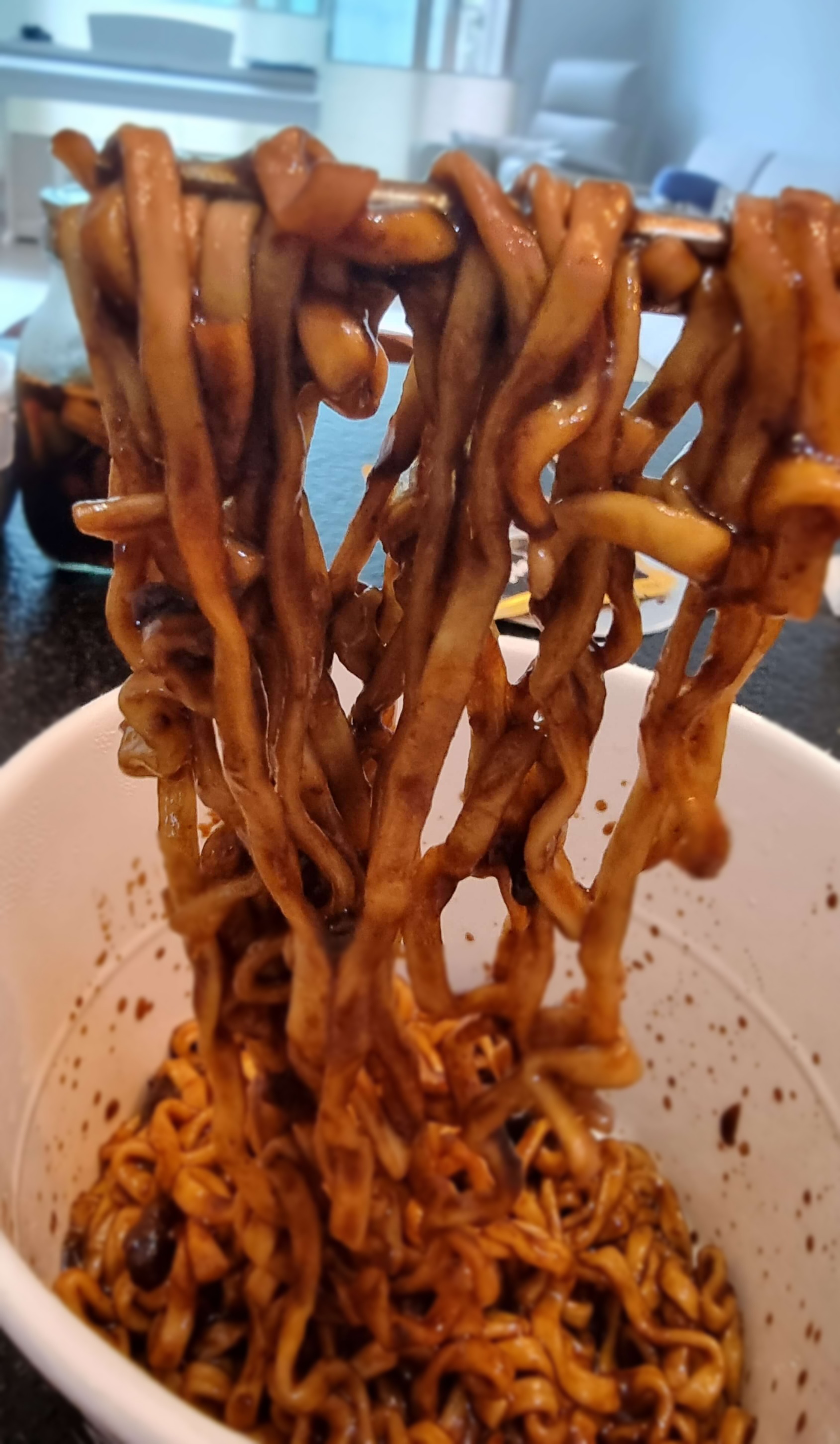 액상스프를 비벼서 면발을 잡아올려봄