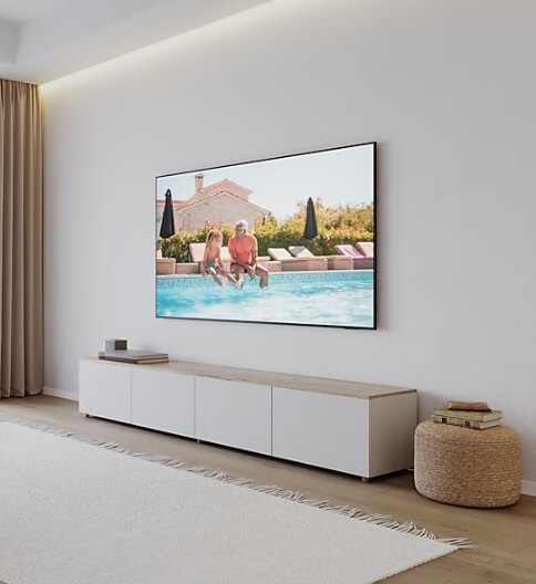 하얀 벽에 걸려있는 TV