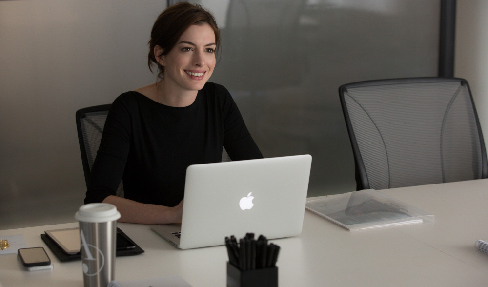 영화 인턴의 한 장면.
CEO인 줄스가 노트북 앞에 앉아있다.