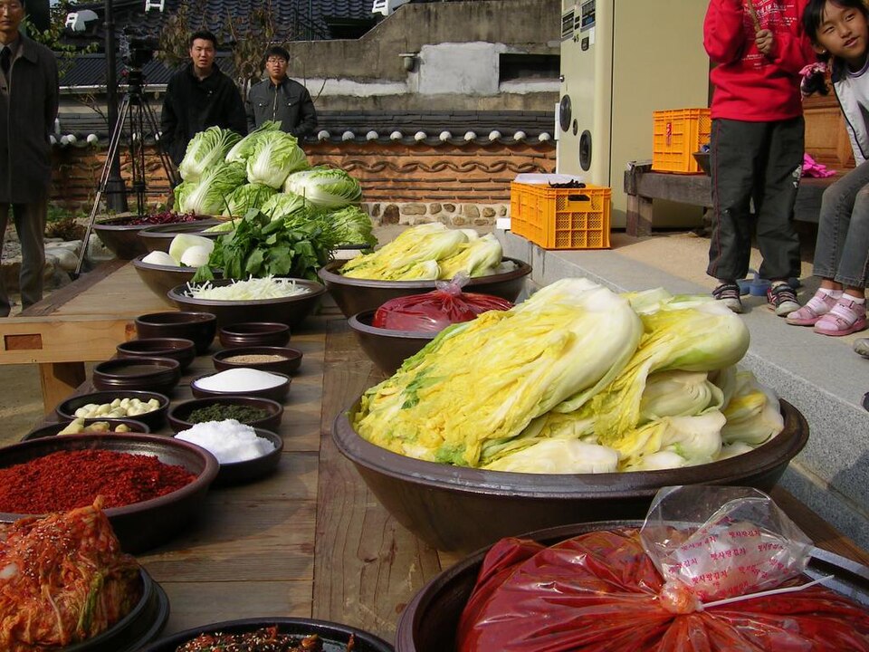 배추와 김장 재료를 별도로 준비한 과거 김장 준비 자료사진
