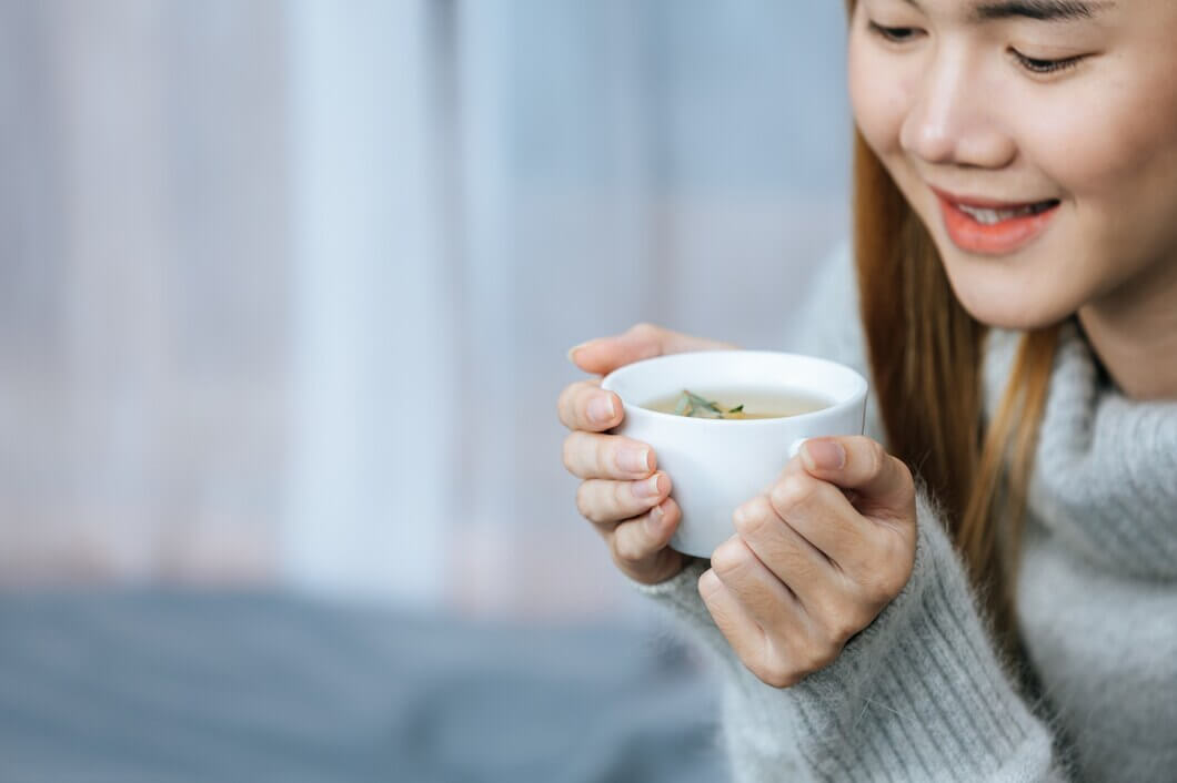 차를 마시려고 하는 여자