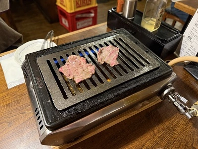 선홍빛 우설 구이
