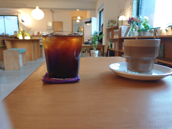 아이스 아메리카노와 라테가 테이블 위에 있다.