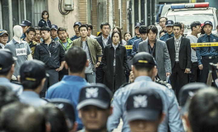 사건-현장에서-모인-검사와-형사들-암수살인