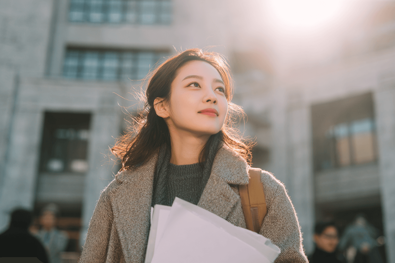 법원-앞에서-서류를-들고-있는-여성