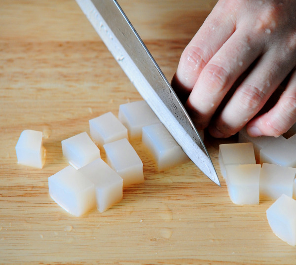 먹기좋은 크기로 손질하는 곤약
