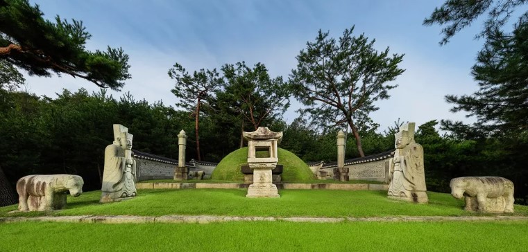 정릉 봉분에는 실제로 올라갈 수 없으나 좌우로 문인석과 앞쪽의 장명등 그리고 석호와 석양 등의 석상들이 있다