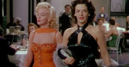 마릴린 먼로(왼쪽)와 제인 러셀이 출연한 영화 신사는 금발을 좋아해 포스터.