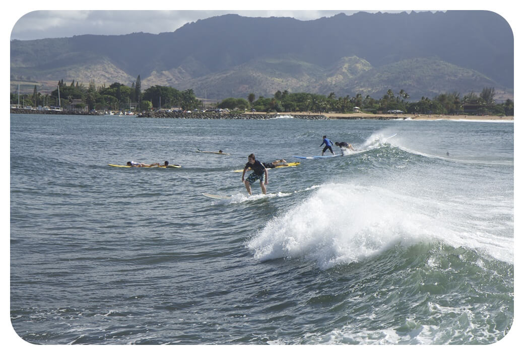 푸아에나 포인트 비치에서 서핑하는 사람을 찍은 사진