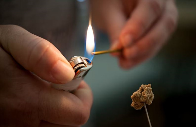 한의원에서 뜸에 불을 켜는 사진